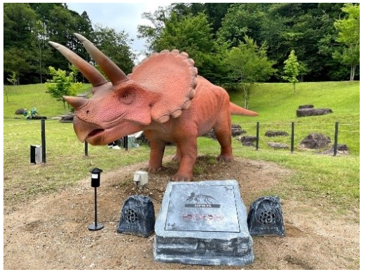 兵庫県立丹波並木道中央公園で“動く恐竜”展示開始